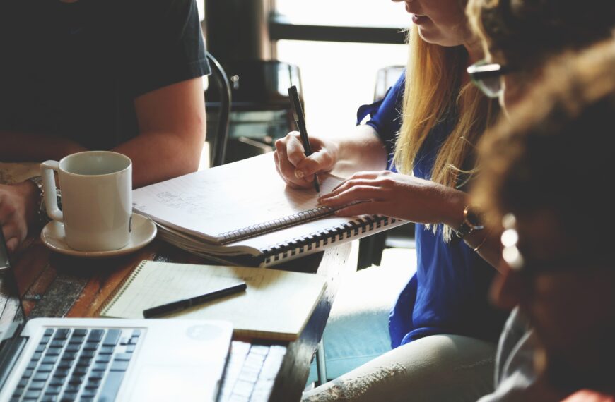 Equipo de trabajo analiza procesos de transformación digital con herramientas de inteligencia artificial.