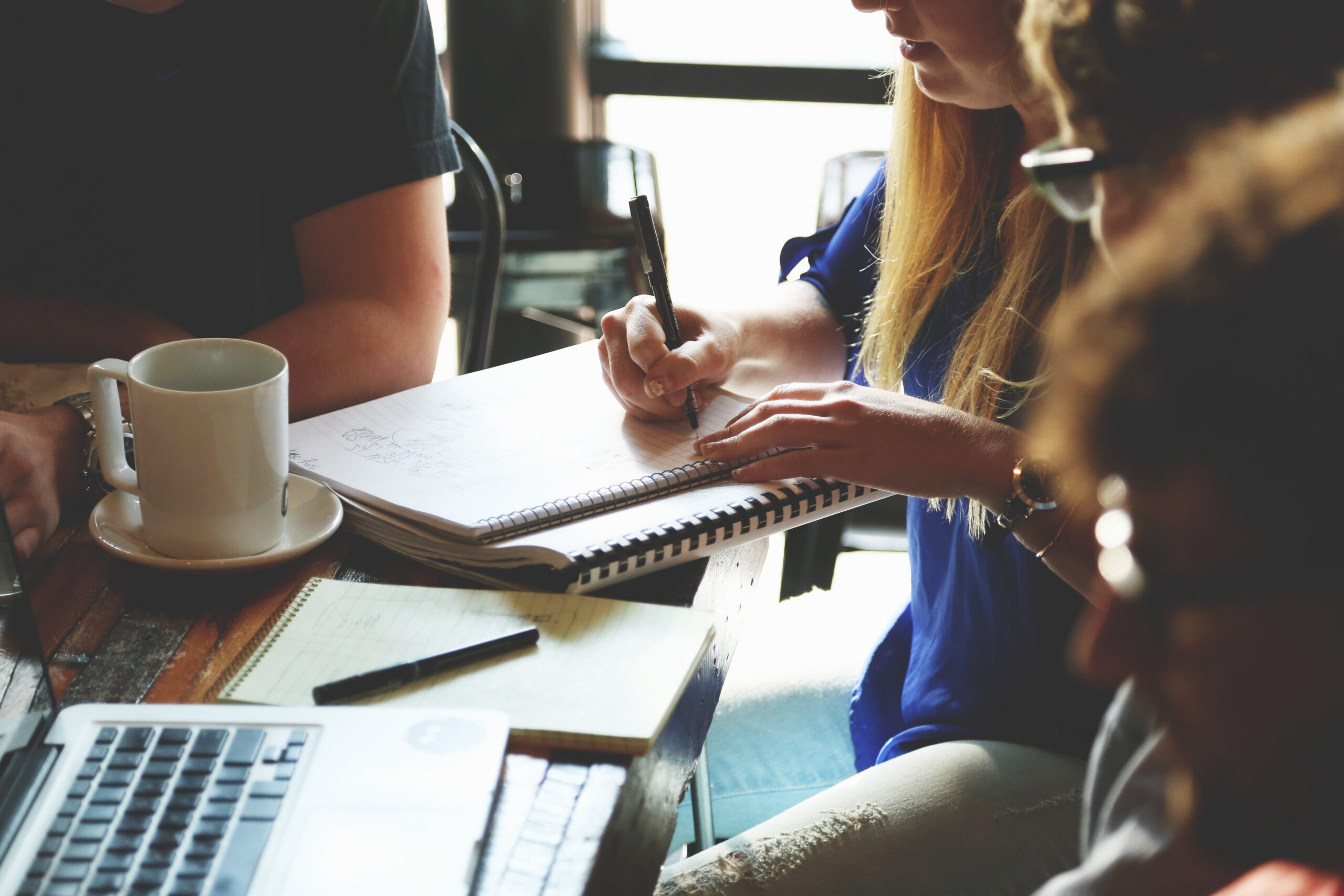 Equipo de trabajo analiza procesos de transformación digital con herramientas de inteligencia artificial.