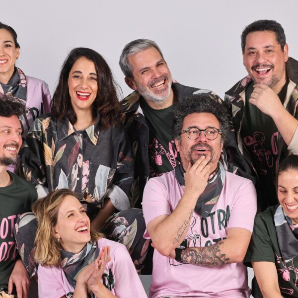 Integrantes de la banda infantil OTRA OTRA durante una presentación en el escenario.