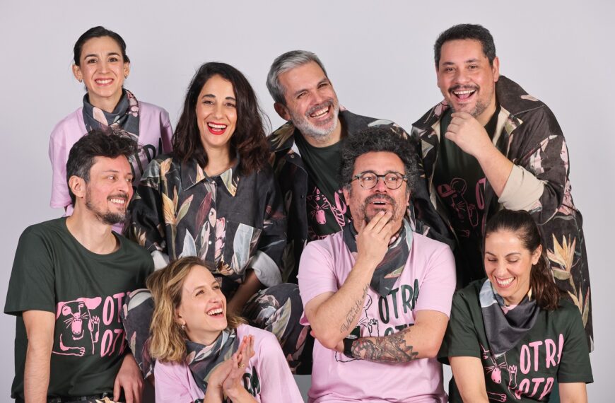 Integrantes de la banda infantil OTRA OTRA durante una presentación en el escenario.