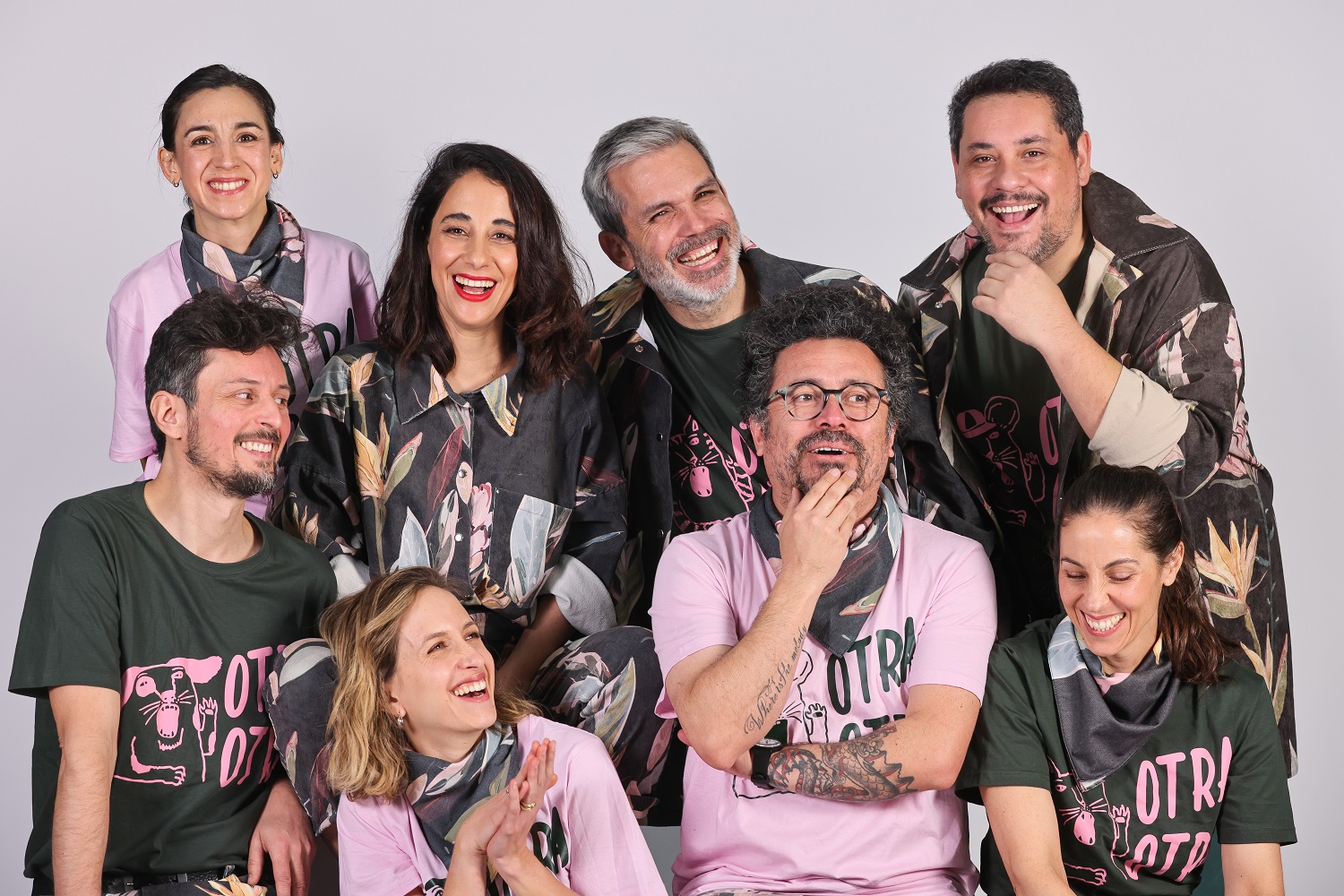 Integrantes de la banda infantil OTRA OTRA durante una presentación en el escenario.