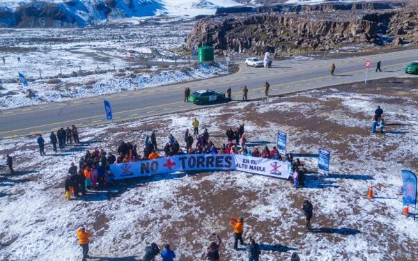 Participantes de una caminata ciudadana en defensa del Alto Maule y del medio ambiente en Talca.