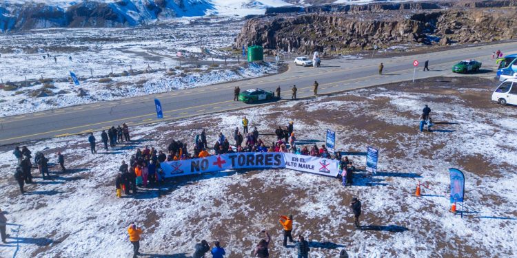 Participantes de una caminata ciudadana en defensa del Alto Maule y del medio ambiente en Talca.
