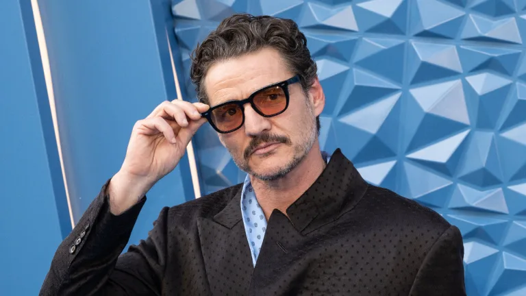 Pedro Pascal durante el rodaje de la película Behemoth!, donde interpreta a un reconocido violonchelista.