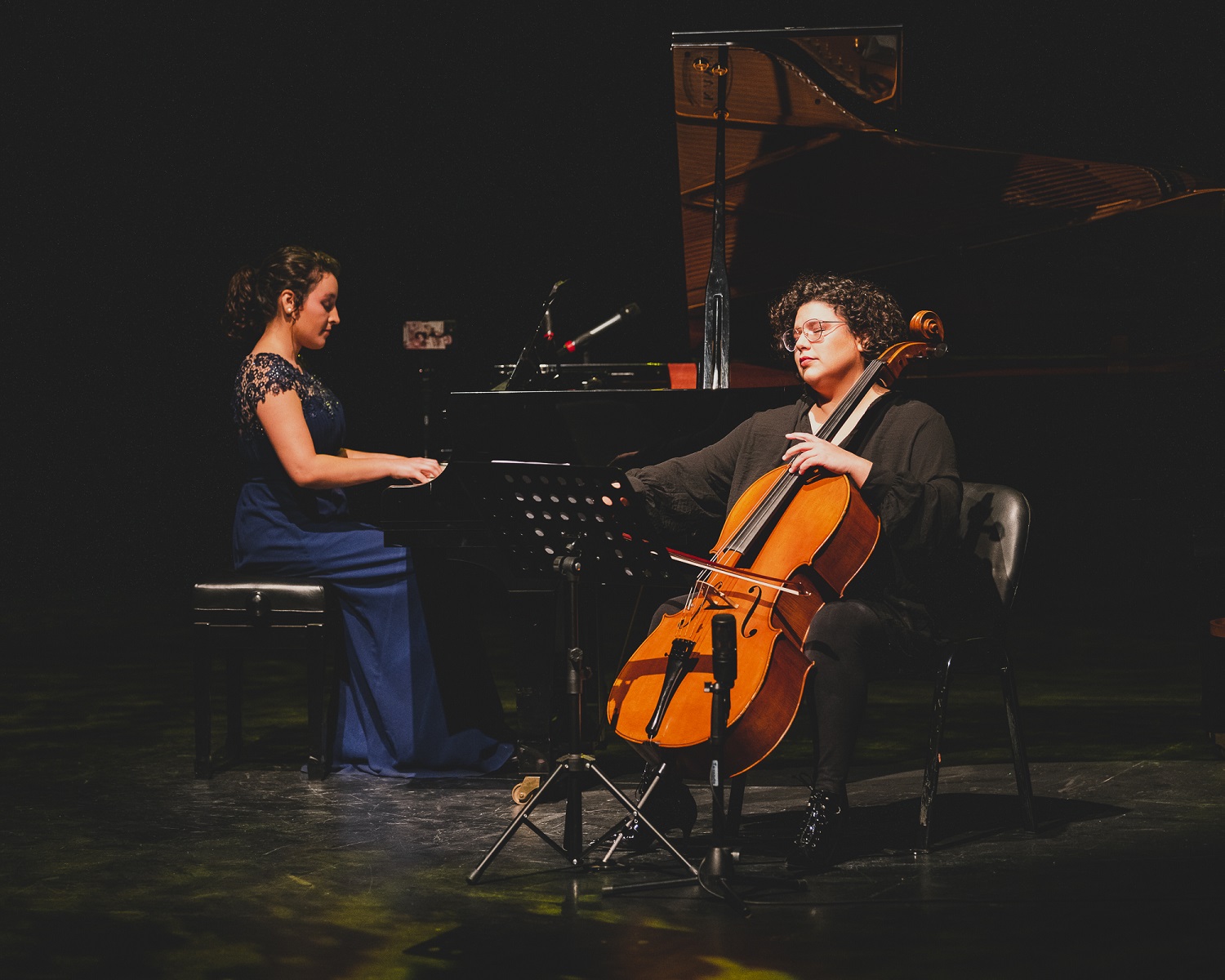 Paula Barrientos Advis y Valeria Chacón durante la grabación del álbum Violoncello Romántico Chileno.