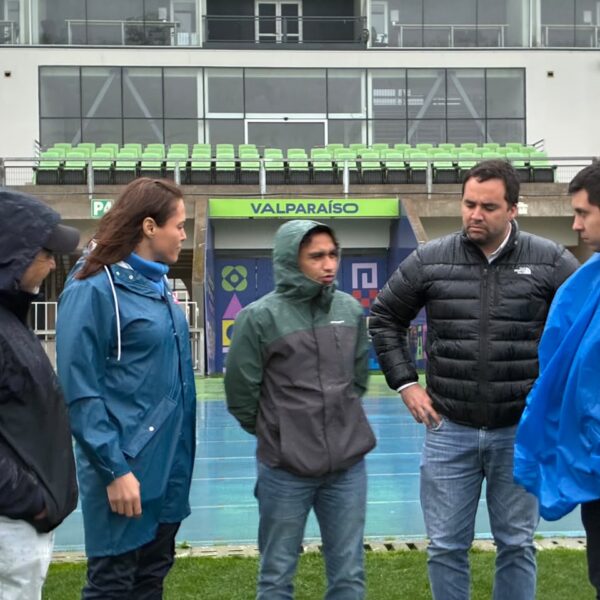La ministra del Deporte, Natalia Duco, inspecciona un recinto deportivo en Valparaíso durante el despliegue por el sistema frontal.