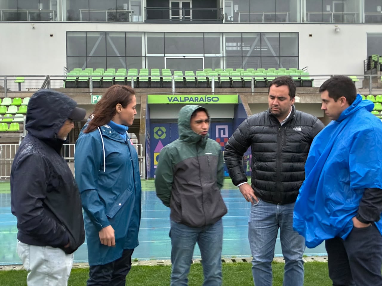 La ministra del Deporte, Natalia Duco, inspecciona un recinto deportivo en Valparaíso durante el despliegue por el sistema frontal.