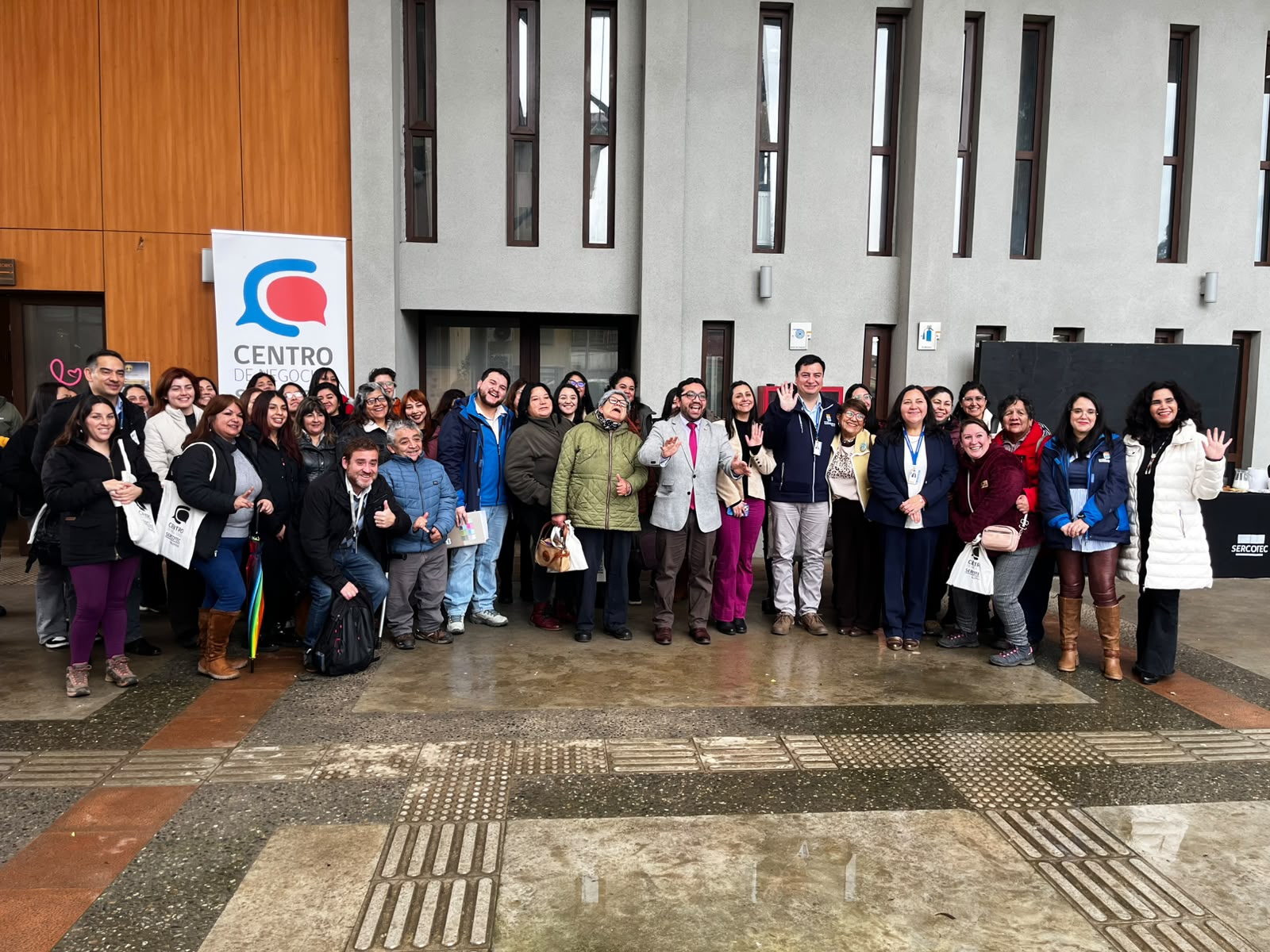 Participantes de la Academia de Mujeres Empresarias durante la primera jornada de capacitación en Mariquina.