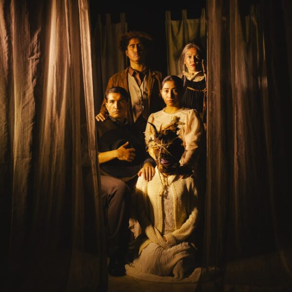 Escena de la obra Un Cuento Chileno de Teatro Niebla durante una función.