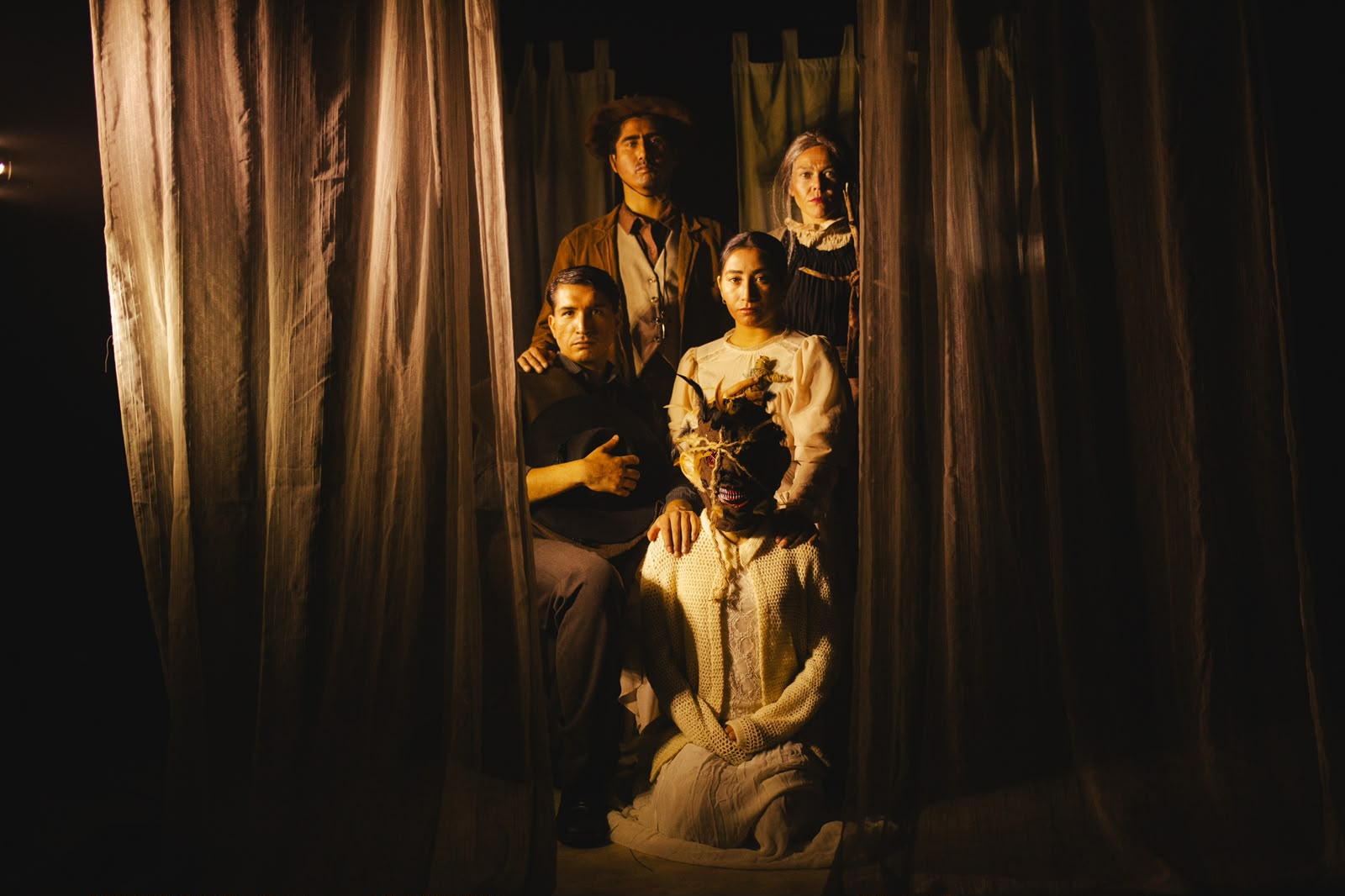 Escena de la obra Un Cuento Chileno de Teatro Niebla durante una función.