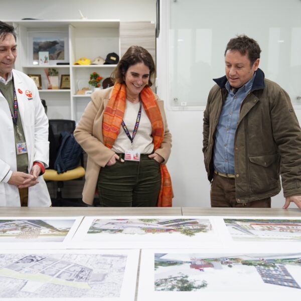 Autoridades de Teletón y del Gobierno Regional del Maule revisan la propuesta del nuevo Instituto Teletón para ampliar la atención de rehabilitación en la región.