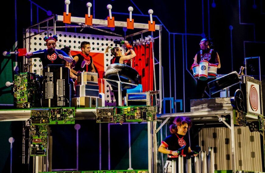 Instrumentos construidos con basura electrónica durante el espectáculo "Chau, Adiós Chatarra Electrónica" en el Teatro Regional del Maule.