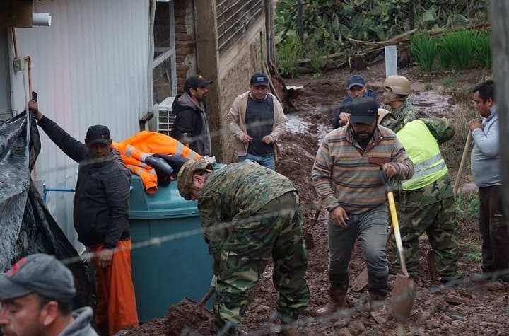 Trabajos de emergencia en una zona afectada por el sistema frontal en la Región de Valparaíso.