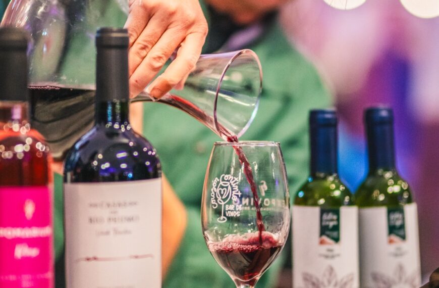 Una asistente sirve vino tinto durante una degustación en ExpoVino, evento que reúne a decenas de viñas en Valparaíso.