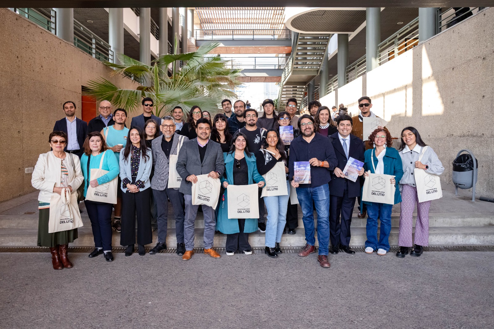 Investigadores presentan un estudio sobre nuevos criterios para medir la sustentabilidad de la extracción de litio en Chile.