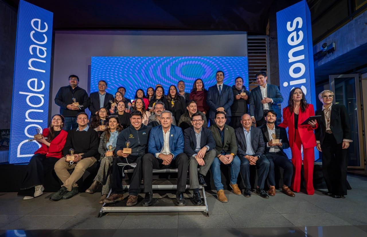Representantes de los proyectos ganadores de AntofaEmprende 2026 durante la presentación del programa.