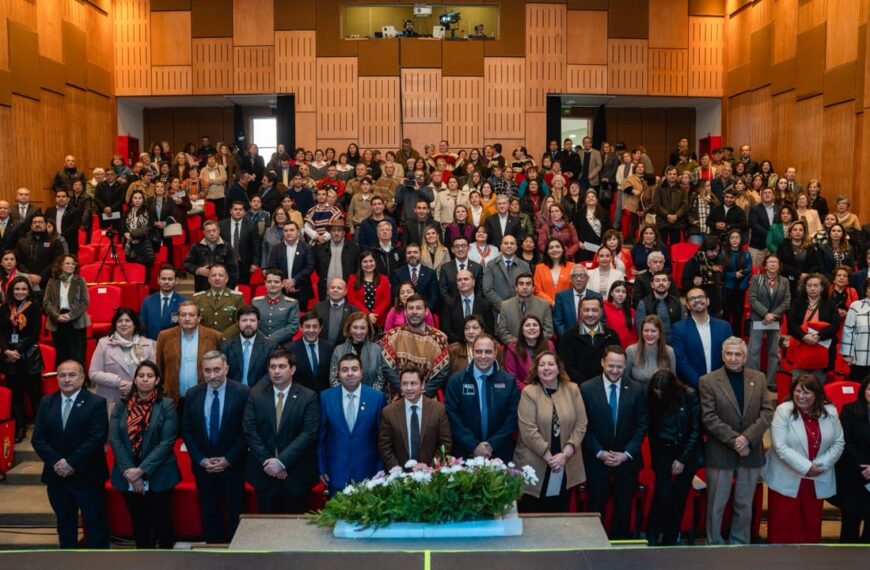 Autoridades y personas homenajeadas durante la ceremonia del Día de la Región del Maule en San Javier.