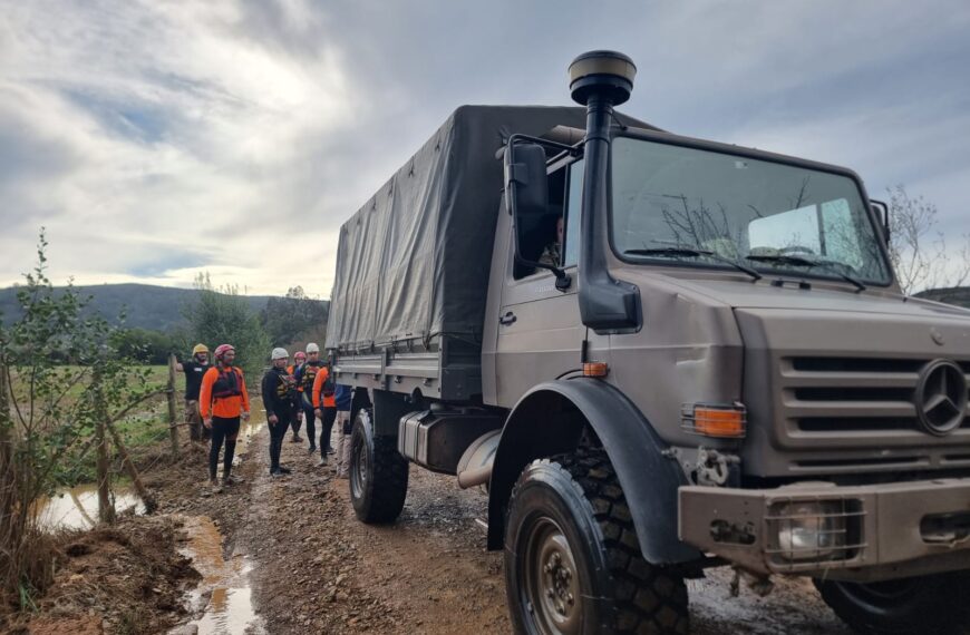 Equipos de emergencia durante el operativo de búsqueda de una camioneta en la comuna de Curepto.