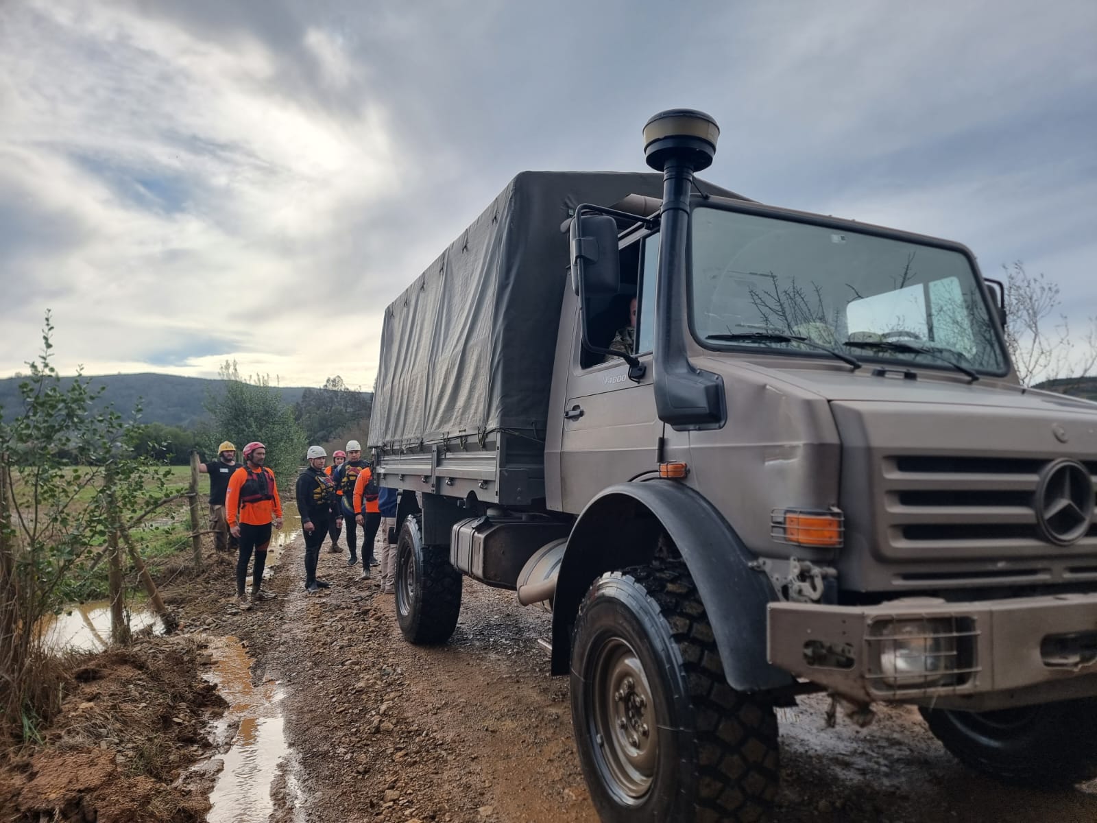 Equipos de emergencia durante el operativo de búsqueda de una camioneta en la comuna de Curepto.