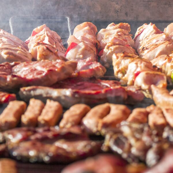 Diferentes cortes de asado de cerdo en la parrilla