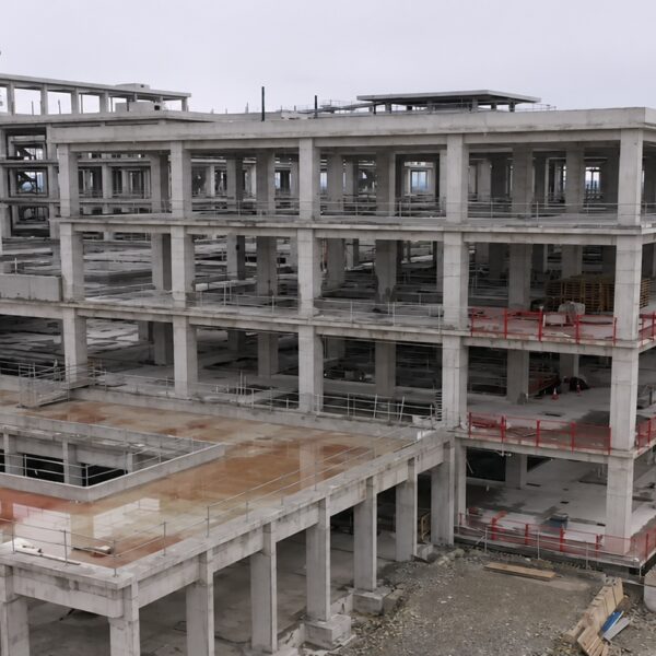 El gigante sigue dormido: Hospital de Linares espera luz verde de Contraloría