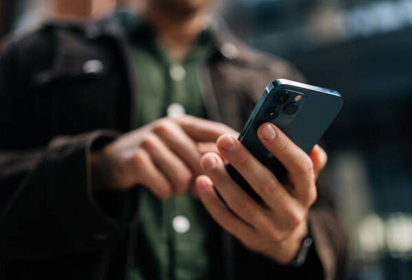 Persona configurando el Roaming Nacional de Emergencia en un teléfono móvil Android.
