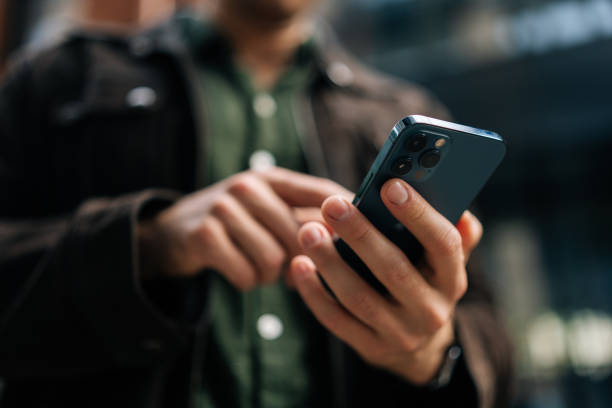Persona configurando el Roaming Nacional de Emergencia en un teléfono móvil Android.