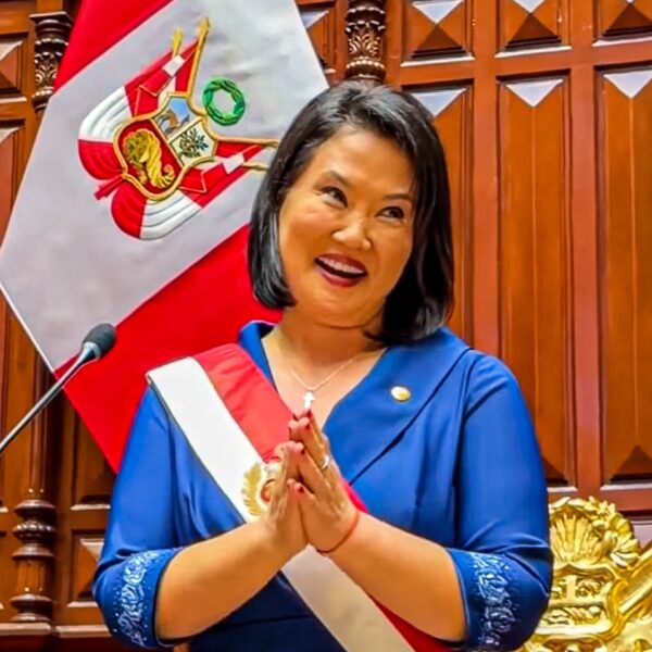 Keiko Fujimori con la banda presidencial del Perú.