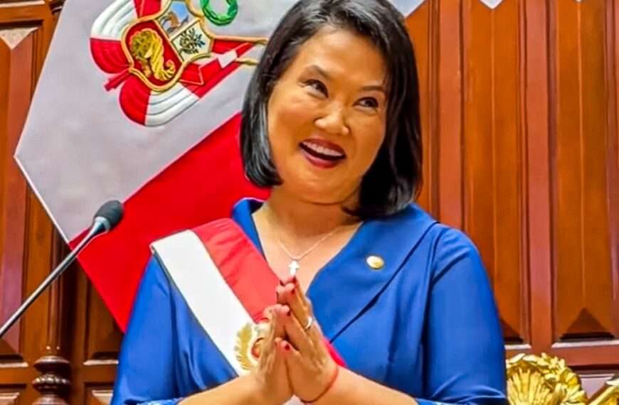 Keiko Fujimori con la banda presidencial del Perú.