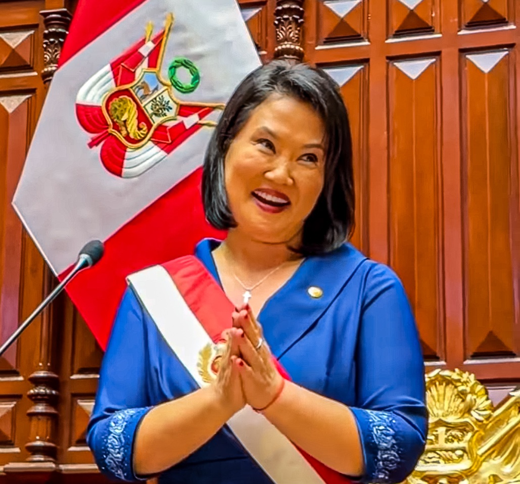 Keiko Fujimori con la banda presidencial del Perú.