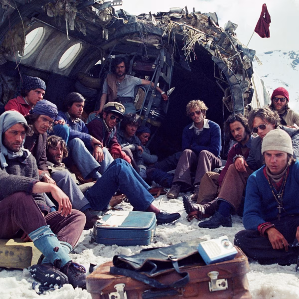 Juan Antonio Bayona y el elenco de La sociedad de la nieve durante el rodaje del documental Más allá de La sociedad de la nieve.