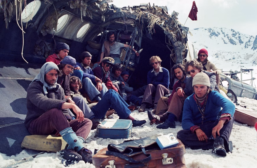 Juan Antonio Bayona y el elenco de La sociedad de la nieve durante el rodaje del documental Más allá de La sociedad de la nieve.