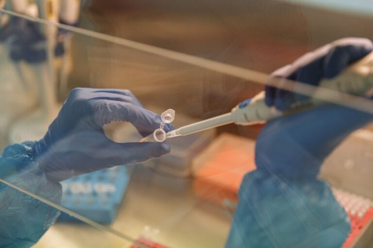 Profesional de laboratorio manipula muestras durante análisis para detectar enfermedades virales.