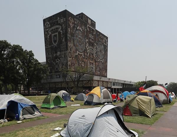 Postulantes participan en el proceso de admisión de la UNAM, investigado por posibles casos de fraude con inteligencia artificial.