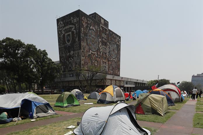 Postulantes participan en el proceso de admisión de la UNAM, investigado por posibles casos de fraude con inteligencia artificial.