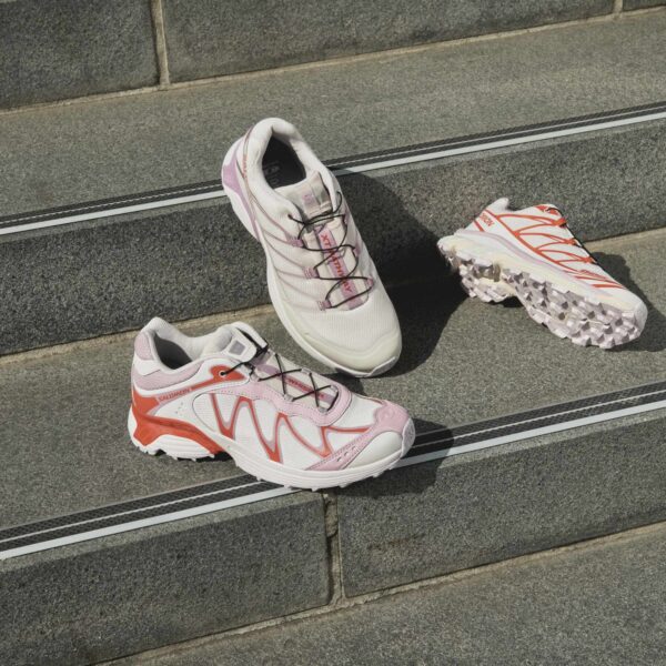 Zapatillas de estética urbana inspiradas en la moda de los años 2010, con colores intensos y materiales translúcidos.