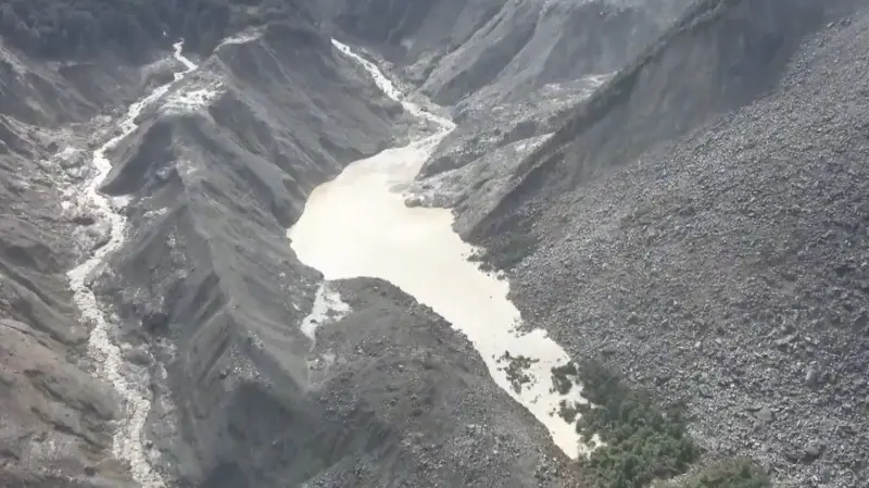 Lago entre Nepal y Tíbet formado por una barrera natural tras el colapso de un glaciar.