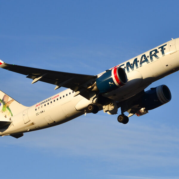 Migraciones embarga cuentas de JetSmart por 42 infracciones migratorias