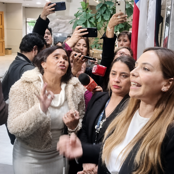 Senadoras Fabiola Campillai y Camila Flores durante la discusión registrada en el Congreso.
