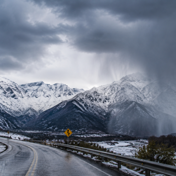Sistema frontal sobre la cordillera del Maule con precipitaciones y nieve acumulada en sectores de mayor altura.