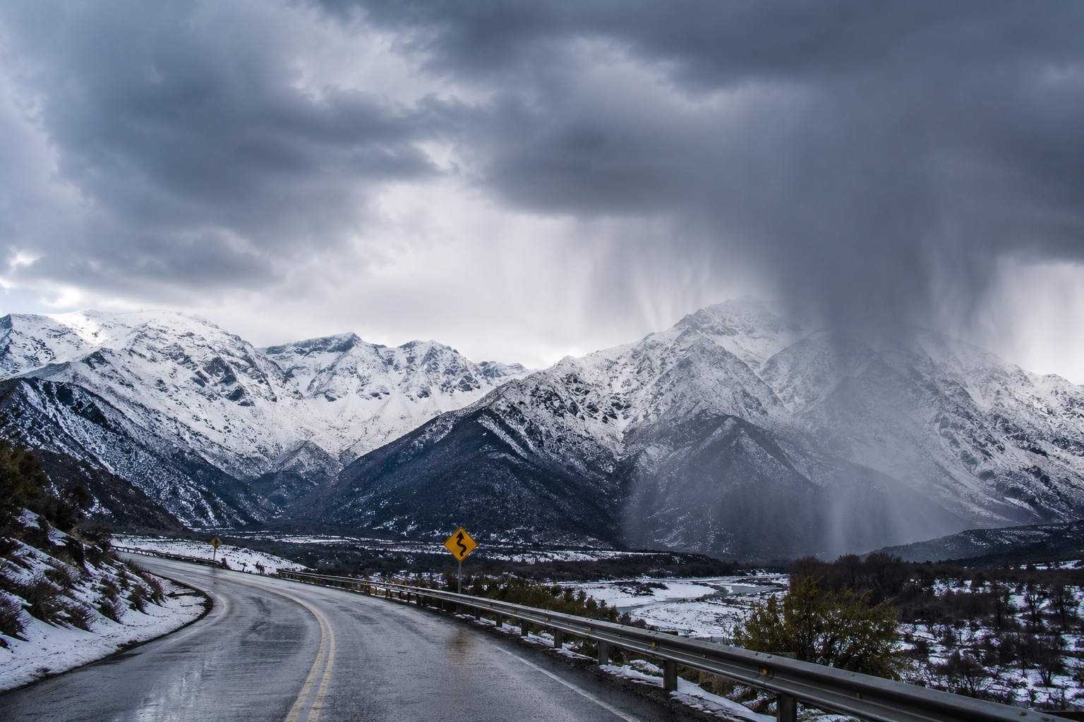 Sistema frontal sobre la cordillera del Maule con precipitaciones y nieve acumulada en sectores de mayor altura.