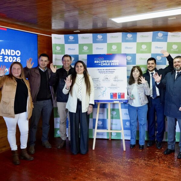 Autoridades y representantes de organizaciones de Chanco durante la adjudicación del Fondo Recuperando Chile 2026