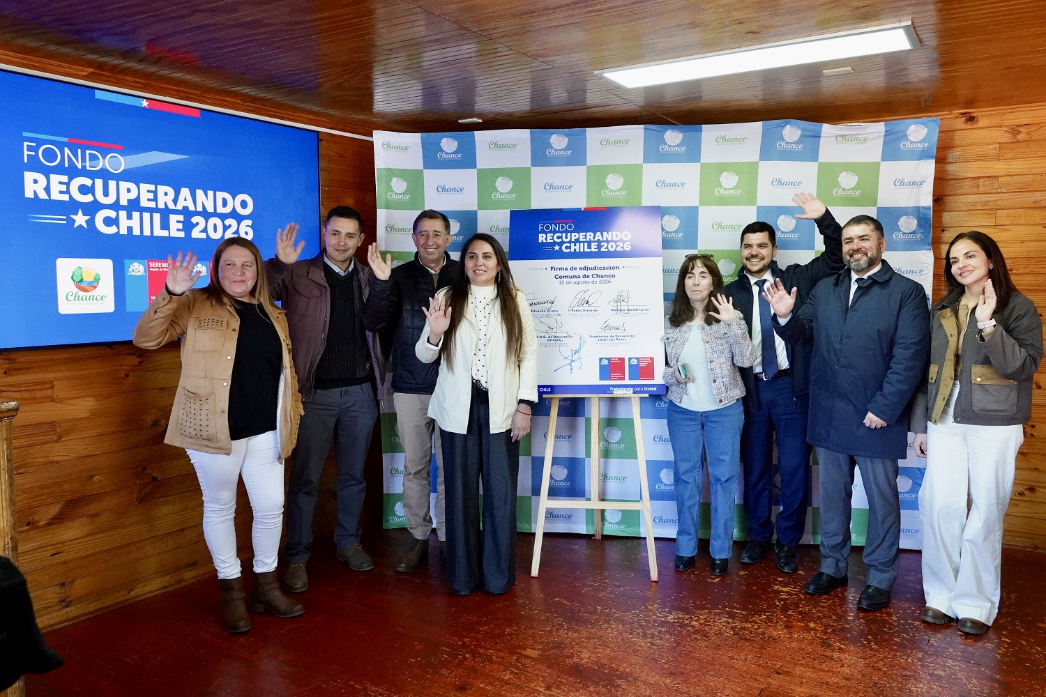 Autoridades y representantes de organizaciones de Chanco durante la adjudicación del Fondo Recuperando Chile 2026