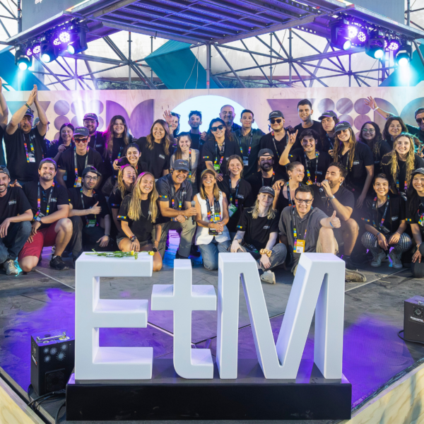 Equipo organizador de EtMday reunido durante una edición del encuentro de emprendimiento, innovación e inversión en Chile.