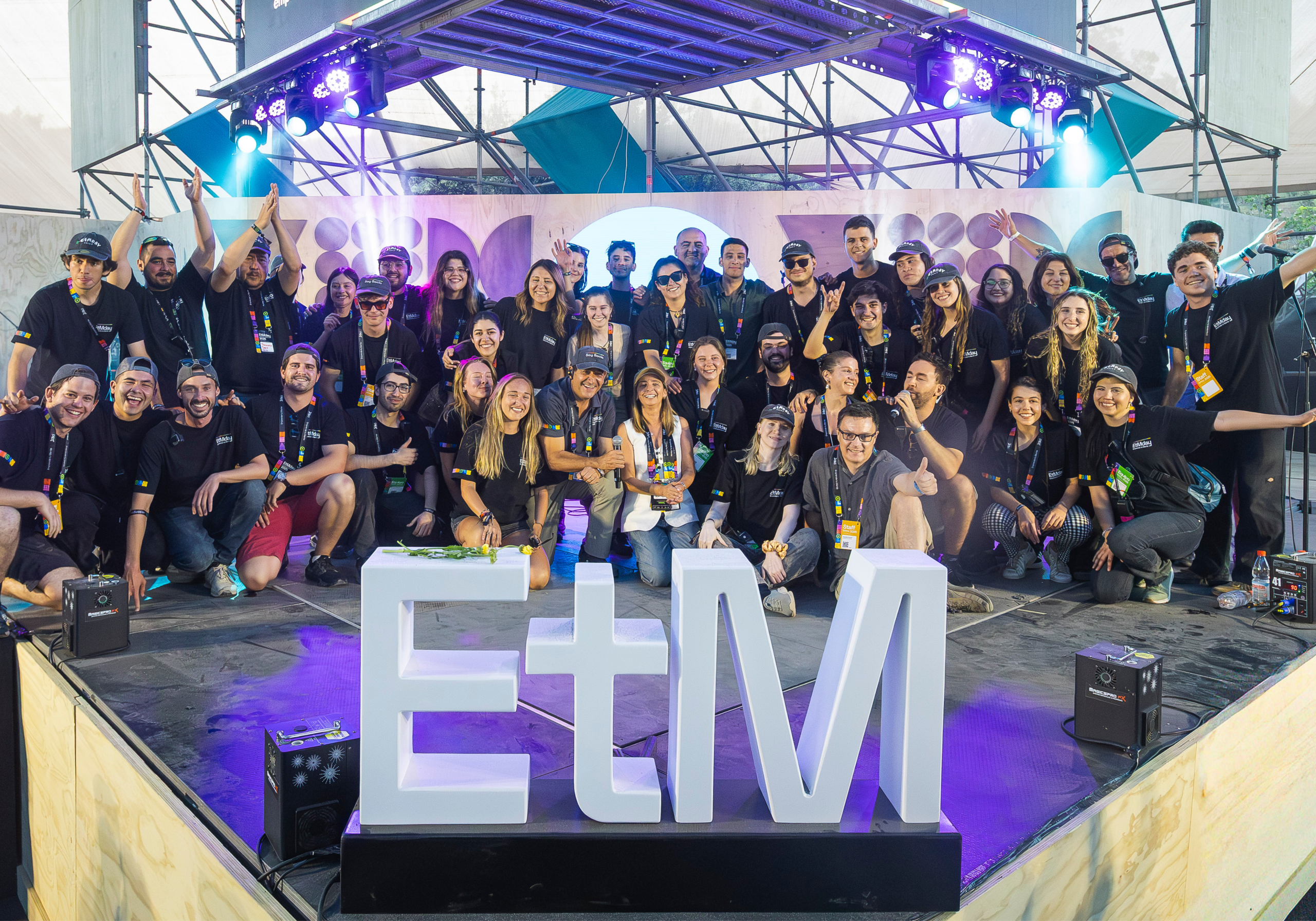 Equipo organizador de EtMday reunido durante una edición del encuentro de emprendimiento, innovación e inversión en Chile.