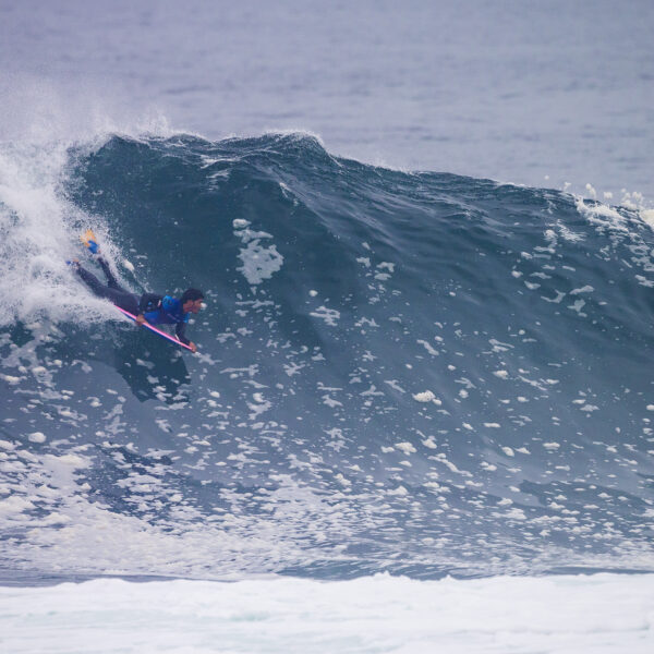 Bodyboarder surfea una ola en el sector Tres Peñas de Pelluhue, escenario del Open Tres Peñas Bodyboard Invierno 2026.