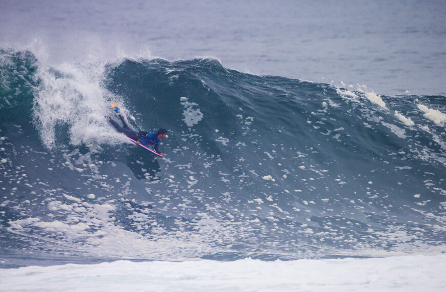 Bodyboarder surfea una ola en el sector Tres Peñas de Pelluhue, escenario del Open Tres Peñas Bodyboard Invierno 2026.