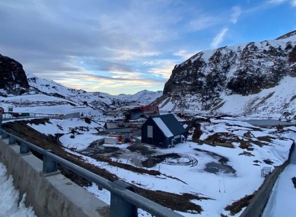 Paso Pehuenche cubierto de nieve mientras se reabre el debate sobre su uso como corredor internacional.