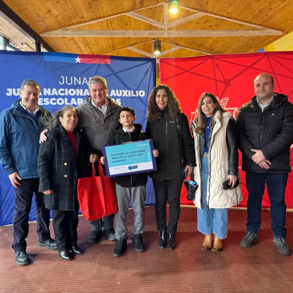 Estudiantes de Romeral reciben notebooks de la Beca TIC durante una ceremonia organizada por Junaeb.