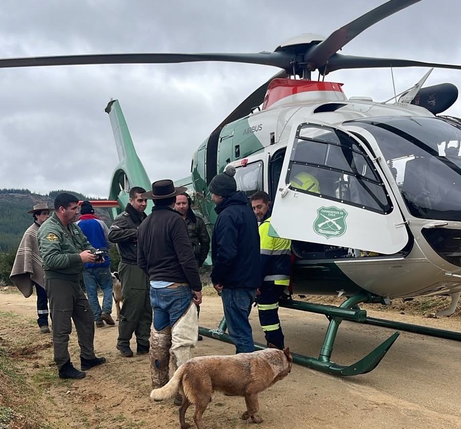 Helicóptero de Carabineros durante un operativo de rescate aeromédico en la comuna de Curepto.